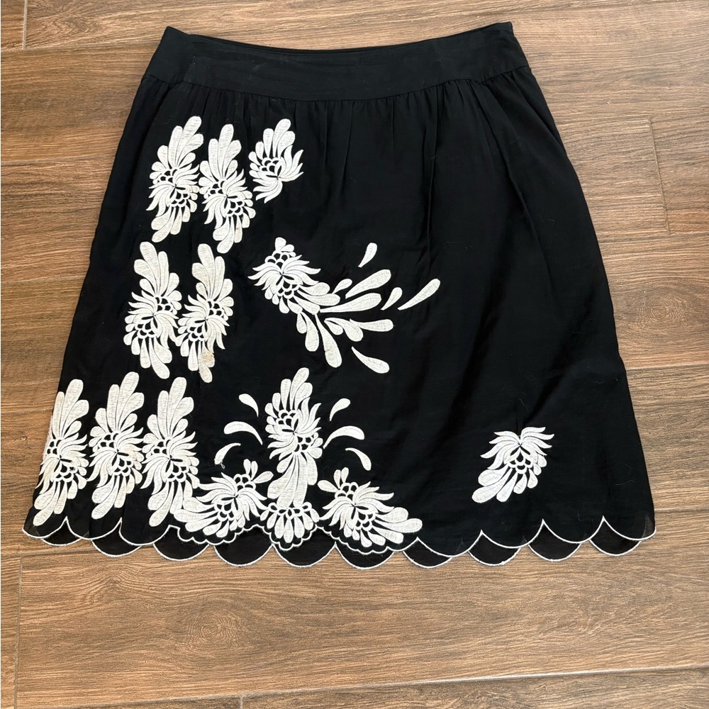 Future Paradise Black-and-white embroidered and lined skirt, size 10. Like new.